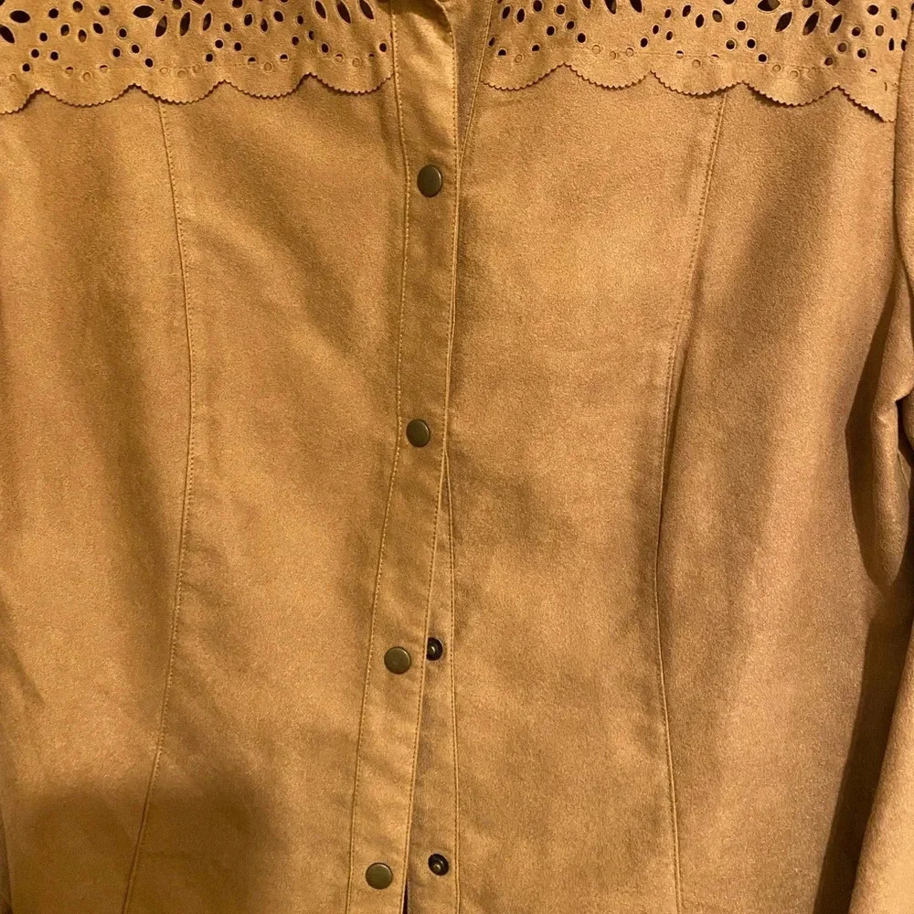 Bandolino Women’s Tan Front Button Down Scallop Long Sleeves Cuff Trim Top, SZ 6 - Picture 4 of 9